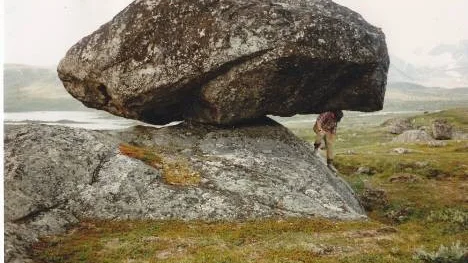 Här vilar jämviktsstenen i en osannolik balans.