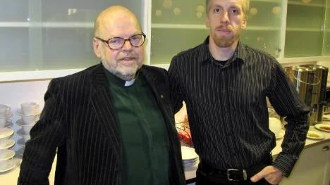 Vid en anhörigträff på Storstrand berättade Rickard Marklund, till höger, om sina erfarenheter som anhörig till en svårt och långvarigt sjuk fru. Diakon Stig-Roland Carlsson är huvudansvarig för anhörigstöd i Piteå församling.