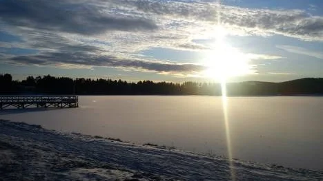 Solen på väg ner vid Nyborgstjärn i Arvidsjaur.
