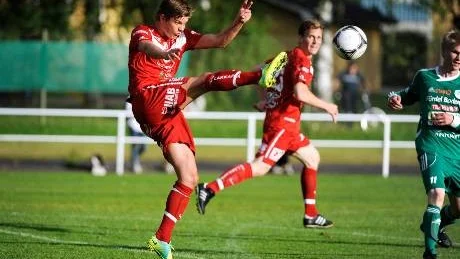 Tufft. Piteås Victor Brännström (i bakgrunden) gjorde sin första match efter comebacken. Foto: Petra Isaksson