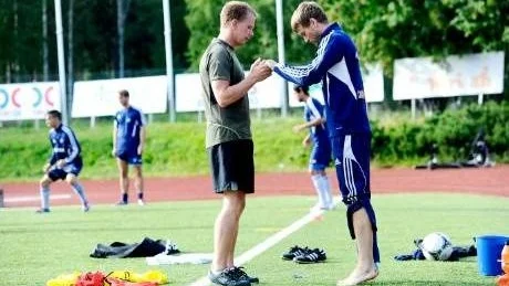 Utvärdering. Mats Lannerblad och Vladimir Lazarev kollade läget med mittfältarens skadade fot under måndagsträningen.
