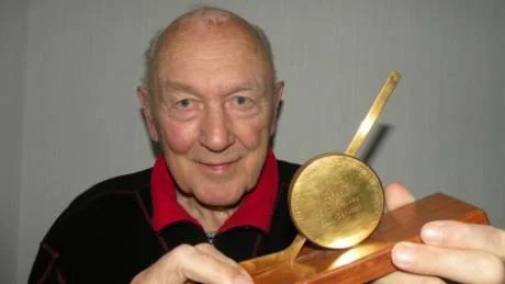 mästare. Hasse Svedberg, världsmästare i ishockey 1957 i Moskva, har avlidit, 80 år gammal.
