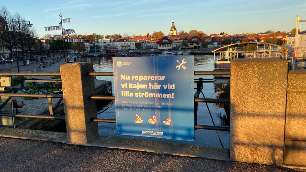 Bron över lilla strömmen i Västervik. Här hänvisas båtar, svanar och doppingar till stora strömmen på grund av arbete med att reparera kajen. Vad som gäller för änder är oklart.
