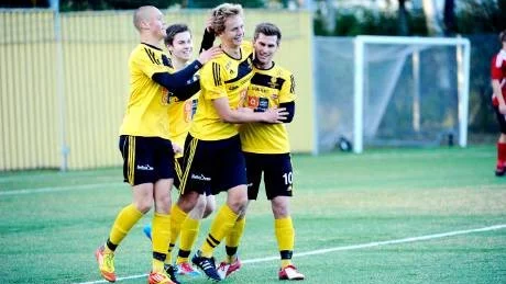 KÄMPASEGER. Niklas Niemelä (längst till höger) gjorde matchens första mål när Notas besegrade Haparanda med 2-1.
