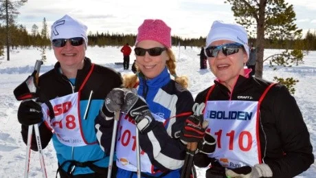 FRÅN BODEN. Peter Nilsson, Marie Helene Ståhl och Katarina Lijeholm hade åkt upp från Boden för deltagande i Dundret runt och orken fanns fortfarande kvar när det var en mil kvar. Foto: Kenth Bergmark
