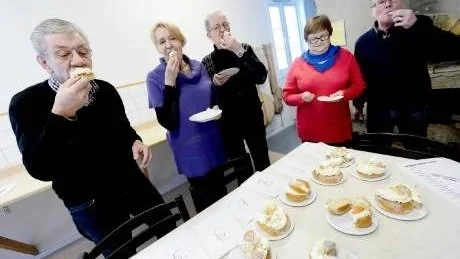 MASTIGT UPPDRAG. Ett mastigt uppdrag tyckte årets jury om uppdraget att testäta de tio semlorna. Från vänster Mårten Ström, Brita Ström, Nils Lindbergh, Lena Karlsson och Roland Larsson.