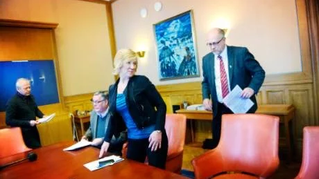 JUBILERAR. "Barentssamarbetet fungerar mycket bra och ska fortsätta utvecklas", säger landshövding Sven-Erik Österberg till höger. I mitten Sari Roininen och till vänster Brynolf Tjärner, båda tjänstemän på länsstyrelsen.Foto: Petra Isaksson
