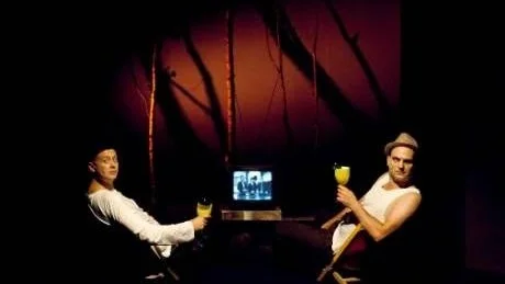ENSEMBLEN. Andreas Liljeholm och Tobias Ekstrand är två tredjedelar av ensemblen när Riksteaterns Det sitter någon på vingen turnerar över landet.