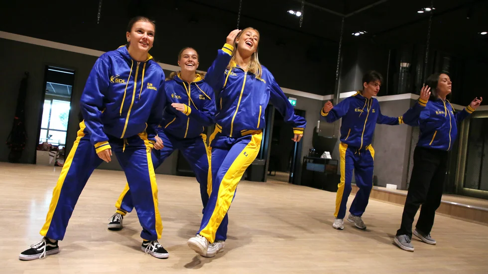 Elin Lindvall, Tindra Tumegård, Ella Jenshammar, Pelle Bendelin och Wilma Roswall tävlar i gruppen No Name Dance Crew på VM i helgen. På bilden saknas: Lovisa Nittler och Jonathan Sigalit.