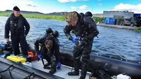 DYKER. Röjdykare inleder nu arbetet med att bärga de 173 lådorna med ammunition som Försvarsmakten dumpade i sjön Ala Lombolo på 1950-talet.