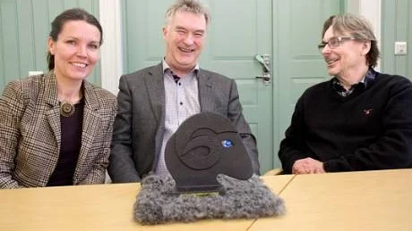 LANDSBYGDSPRIS. Boden fick en Ullbagge för projektet med Servicepunkter. Stolta miner hos Jeanette Nilsson, chef för tillväxtförvaltningen, Leif Engström, projektledare , och Bosse Strömbäck, ordförande i tillväxtnämnden.