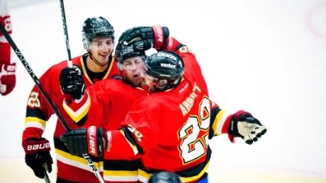 STOR HJÄLTE. Cam Abbott gjorde comeback i Coop arena och stod för två av målen.