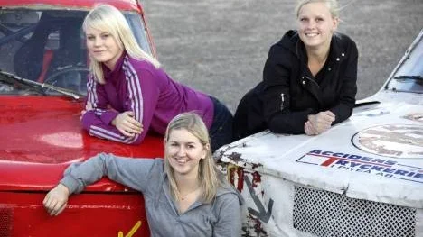 Tre tjejer från hemmaklubben Piteå MS som ser fram emot helgens folkracefestival, från vänster Linda Pettersson, Jenny Isaksson och Marie Karlsson.