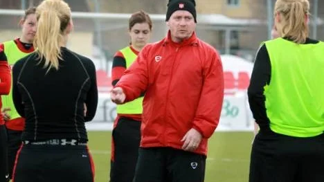 Peter Grundströn, tränare för Piteå IF:s damlag i fotboll, ser fram emot morgondagens premiär. "Vi är beredda",                                    säger han. Men det finns fortfarande en risk att matchen blir inställd.