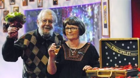 Eva Renberg från Sjulnäs vann tre miljoner i direktsändning av Bingolotto. Här firar hon med sambon Ingemar Nilsson.