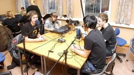 Petter Norén (till vänster), Henrik Viinamäki och Oskar Nilsson sände radio i skolan under öppet hus-arrangemanget. Ständig gäst var Viktor Olsson (längst till höger).