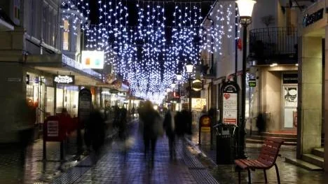 De traditionella grangirlangerna ovanför och längs Gågatan i Piteå centrum är borta. Till i år har ansvariga valt att satsa på en ny stämningshöjare i form av en lite annorlunda ljuskreation.