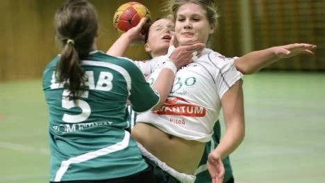 Lisa Furtenbach visade en härlig inställning i Strömnäs GIF:s bortamatch mot Bodens BK i handbollstvåan. Strömnäs hade ledningen i paus med 10-7, men tappade i andra och förlorade med 19-24. (Arkivbild)