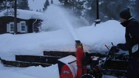 - I dag har det snöat på tvären. Skönt att vi har snöslunga, konstaterar Britt Gustafsson.