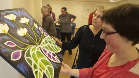 Fyndchans? Karolina Hellgren, närmast, och Karin Hellgren kollar in utbudet på Arvidsjaurs konstförenings konstmarknad i Medborgarhuset nu i helgen.