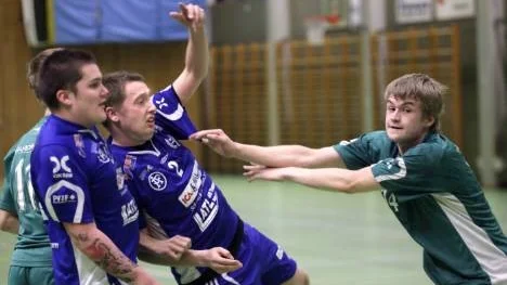 John Lindkvist (i blått till vänster) satte tre viktiga mål i andra halvleken mot Boden U. Bredvid honom är sexmålsskytten Henrik Trahn på väg att tappa balansen.
