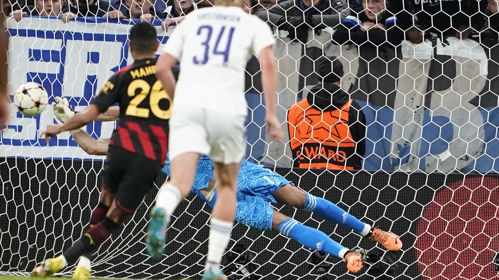 FC Köpenhamns målvakt Kamil Grabara räddar Riyad Mahrez straff i 0–0-matchen på Parken.