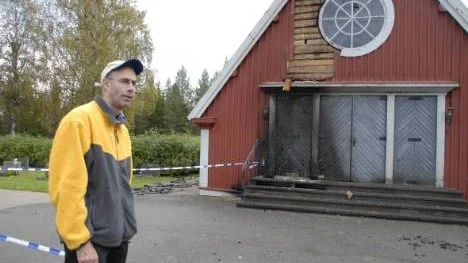 Lennart Bergman, kyrkogårdsvaktmästare i Glommersträsk, visar det eldhärjade kapellet i Glommersträsk.