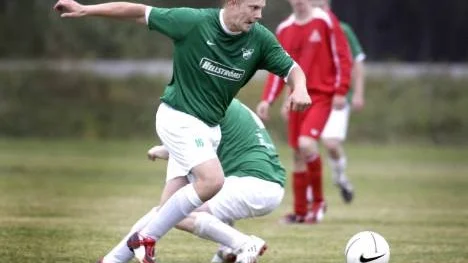 Jävres Peter Vattovaara inledde målskyttet mot gästanda Arjeplog. Det blev 10-1 till slut och Peter hann med ytterligare två mål.