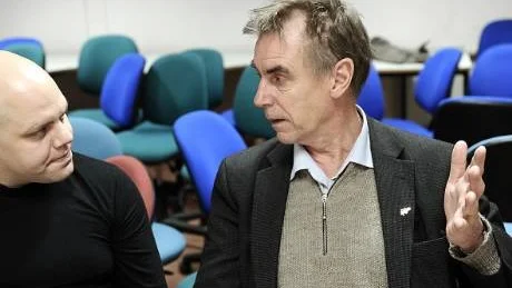 FÖRFATTARMÖTE. Skådespelaren Hakim Jakobsson mötte på torsdagen Per Nilsson, författare till boken Svenne som blev teater och i två omgångar har satts upp på Norrbottensteatern.