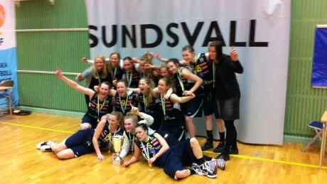 SEGERGLÄDJE. Northland Basket vann SM-guld i U20-slutspelet och satte punkt för säsongen på bästa tänkbara sätt.