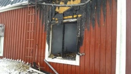 Ett hus i Sangis fick omfattande skador efter en brand på torsdagsmorgonen.