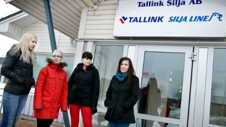DÅLIGT. Det är så dåligt av Tallink Silja att meddela sig via e-post, tycker Therese Stålarm, Susanna Laine, Annelie Granström och Malin Lundholm. Foto: Göran Lahti