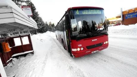 TRAFIKEN ÖKAR. Trafiken i Luleå ökar varje år och det gör också köerna, bullret och avgaserna. Inlägget handlar om att få fler att välja buss eller cykel som transportmedel.Foto: Andreas Wälitalo