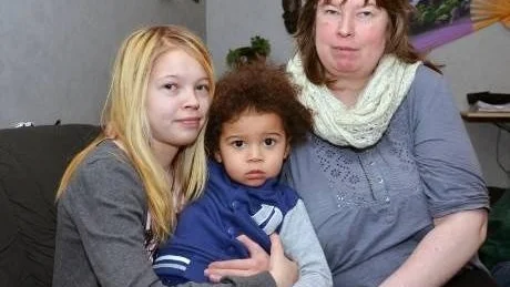 SKRÄCKFYLLD UPPLEVELSE. Karina Suomah i Gällivare ställdes inför en skräckfylld upplevelse i måndags när två män med våld försökte tränga sig in i familjens hem på Lasarettsgatan i Gällivare. "Jag stod i hallen med minstingen Noa och såg allt och när de hotade döda min man med en trasig spritflaska flydde jag med Noa till vardagsrummet", berättar hon.  På bilden dottern Felicia som vistades på annan plats i måndags.