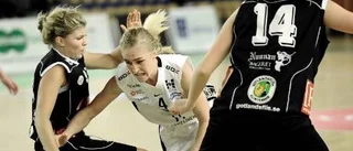 Ailis otur håller i sig