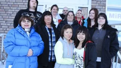 INVÄNTAR JOBB. De rykande färska personliga assistenterna väntar nu på sitt första jobb. Bakre raden: Joel Zakrisson, läraren Anne Kotavuopio Jatko, Curre Larsson, Ann-Christine Isaksson. Mitten: Alla Mikhaylovskaya, Anna-Lena Stålnacke, Nanna Martimo, Ida Ögren och Ulrika Strand. Längst fram: Emma Labba och Phenchan Almqvist. Foto: Mattias Forsberg