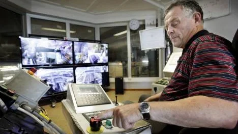 Klockan är 8.30 och Rolf Öhman sätter fingret på stopp-knappen - ett handgrepp som tystar Lövholmssågen i Piteå för evigt.