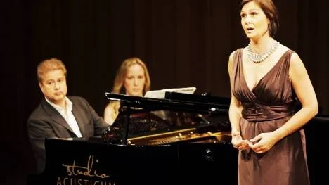 Anna Larsson är en av få svenska sångerskor som lyckats göra hela världen till sin hemmascen. I Piteå gjorde hon en romanskonsert tillsammans med pianisten Matti Hirvonen.