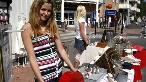 17-åriga Jennifer Johansson sålde inredningsprylar i det gassande solskenet. "Det är mycket småprylar som går", tyckte hon.