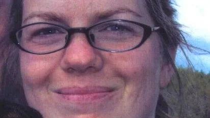 Kan det ha varit ett långvarigt alkoholmissbruk hos den misstänkte mannen som utlöste våldshandlingen mot Carolin Stenvall den 12 september i fjol?