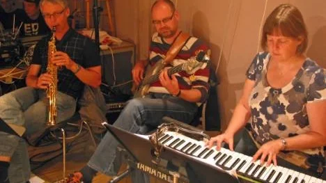 Musiklärare Maria Andersson, här tillsammans med kollegorna Gunnar Ullberg (till vänster) och Magnus Wiklund, påpekar i en skrivelse till politikerna i Älvsbyns kommun att en nedläggning av musikskolans frivilliga verksamhet medför ohållbara tjänster inom den obligatoriska klassundervisningen.