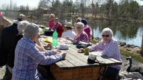 Istället för bingobrickor var det kaffekoppar och  grillpinnar när bingoaktiviteterna avslutas. På bilden syns bland  annat Judith Söderberg, Barbro Fjellström, Gullan Wännström, Margit  Holmström, Vera Lestander, Ing-Marie Karlberg och Hedvig Arntsen.