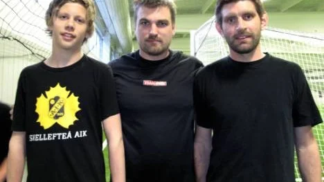 Tränaren Jörgen Westerlund (mitten) tillsammans med två av Jävres nyförvärv: Tobias Lindström (till vänster) och Lars Enström.