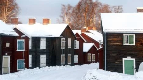 Länsstyrelsen Norrbotten har på senare tid stoppat två förvärv av kyrkstugerum i Öjebyn. Köparna är bosatta i Boden repektive Kiruna, och det är alldeles för långt bort från Öjebyn för att de skulle kunna delta regelbundet i församlingslivet, menar länsstyrelsen, som anser att innehavare av kyrkstugerum bör vara bosatt inom församlingen.