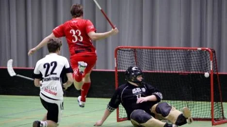 Öjebyn förlorade lördagens match mot Granlo samtidigt som Sundsvall vann mot Runsten. Det betyder att Öjebyn flyttas ner till division 2 nästa säsong. Här är det Öjebyns målvakt Jahn Wirkola och backen Anton Grundström (22) som är steget efter Marcus Kindström som just gjort 2-0 till Granlo.