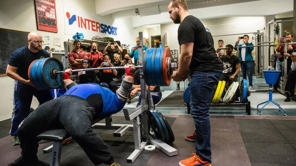 Enormt. Luleå Atletklubb hade bjudit in Fredrik Smulter som höll workshop i bänkpress. Smulter lyfte bland annat 290 kilo i bänk och delade med sig av sina knep för att bli bättre styrkelyftare.