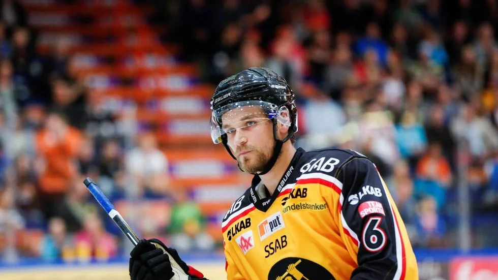 Förvandlingen. Det tog ett tag för Craig Schira att anpassa sig till spelet i SHL, men nu har kanadensaren fått det att fungera och hyllas av tränaren Joakim Fagervall.