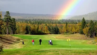 Kiruna. Kirunas niohålsslinga ligger intill ett gammalt gruvområde.