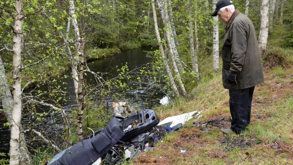 Bråte. Uno Johansson visar hur det efter en stig in, parallellt med Lillån, ligger bildelar, husgeråd och annat skräp.