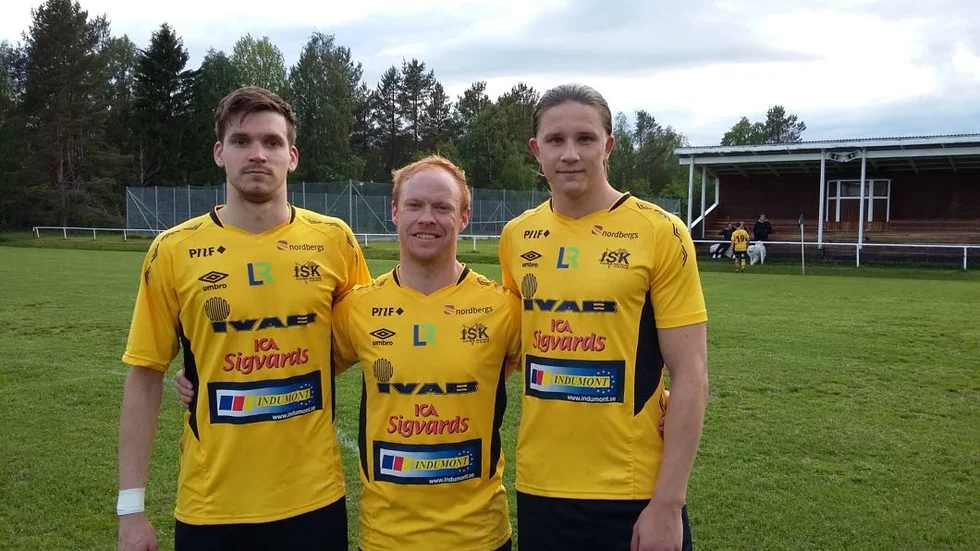HÖRNOR. Infjärden gjorde båda målen på hörnor i derbyt mot Lillpite. Victor Wiklund (i mitten) slog båda. Joel Edström (till höger) gjorde 1-0 och Erik Berglund 2-0.